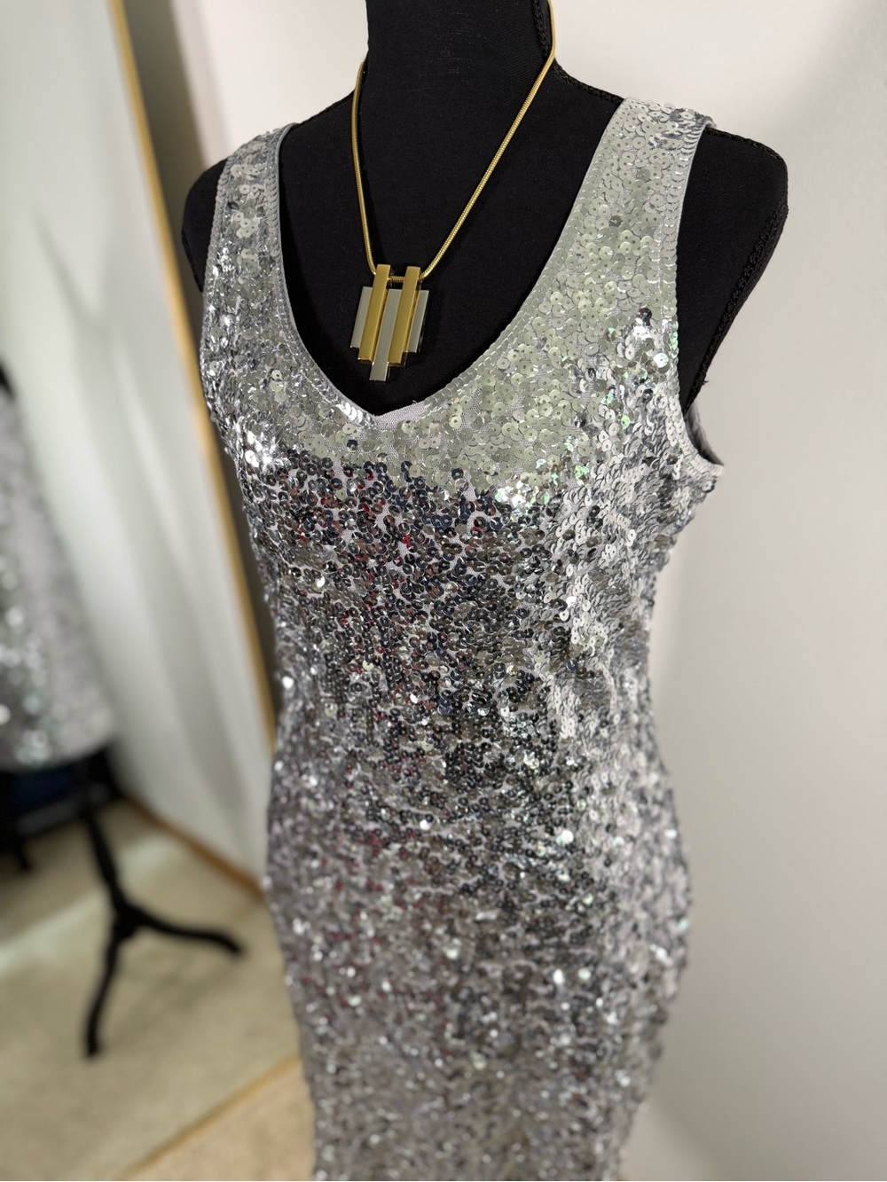Silver Sequin Cocktail Party Dress Size M Sleeveless V Neck Sparkle - Picture 3 of 9